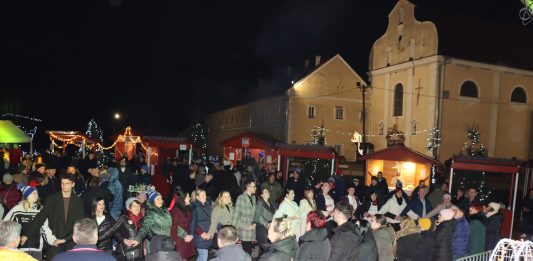 Zajedno u duhu Božića: Cernik zaključio Advent uz pjesmu i darivanje najmlađih