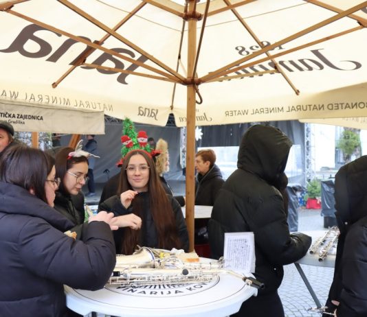 Novogradiščani slave Badnjak uz ribu i kuhano vino