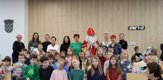 Najmlađi čestitali Dan grada: Mališani vrtića Radost i Maslačak oduševili nastupom u Gradskoj vijećnici