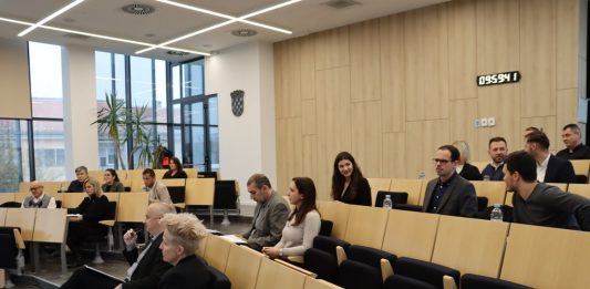 “Aktualac” Gradskog vijeća: Poskupljenje odvoza komunalnog otpada, farma svinja, uređenje cesta, tko će dobiti gradska priznanja