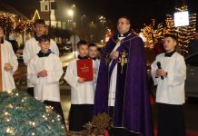 Treća subota Došašća: Upaljena adventska svijeća ispred crkve Bezgrešnog začeća BDM