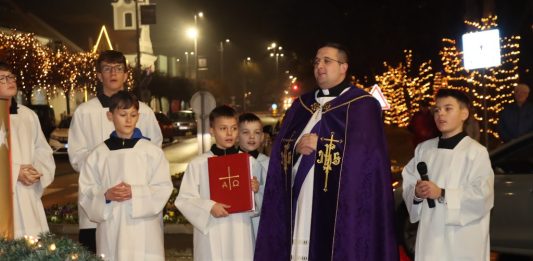 Treća subota Došašća: Upaljena adventska svijeća ispred crkve Bezgrešnog začeća BDM