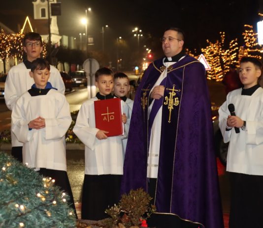 Treća subota Došašća: Upaljena adventska svijeća ispred crkve Bezgrešnog začeća BDM