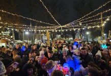 Djed Božićnjak razveselio najmlađe u Gradskom parku