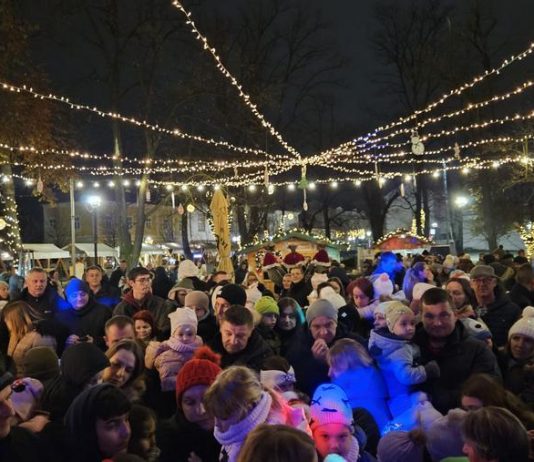 Djed Božićnjak razveselio najmlađe u Gradskom parku