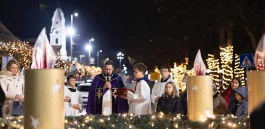 U Gradskom parku upaljena druga adventska svijeća – svijeća mira