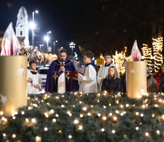U Gradskom parku upaljena druga adventska svijeća – svijeća mira