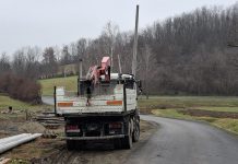 U prostor između naselja Rešetari i Bukovica postavljeni betonski električni stupovi