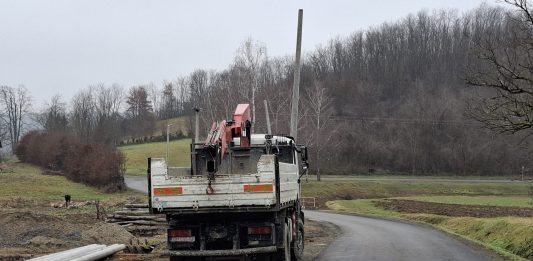 U prostor između naselja Rešetari i Bukovica postavljeni betonski električni stupovi