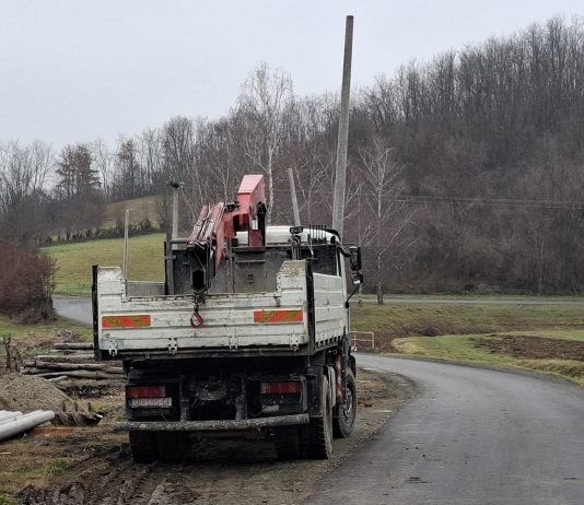 U prostor između naselja Rešetari i Bukovica postavljeni betonski električni stupovi