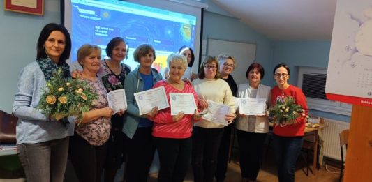 U OŠ Matija Gubec u Cerniku održana radionica za umirovljenike “Pametni razgovori: ChatGPT u vašem životu”