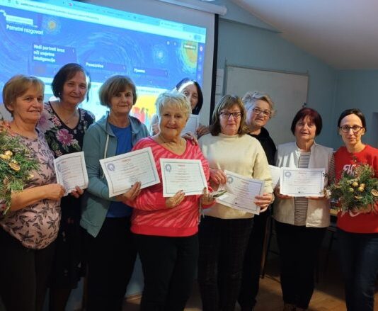 U OŠ Matija Gubec u Cerniku održana radionica za umirovljenike “Pametni razgovori: ChatGPT u vašem životu”