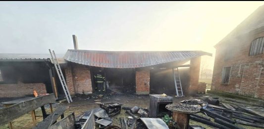 Požar pomoćnog objekta u Brđanima: Brza intervencija vatrogasaca spriječila veću štetu