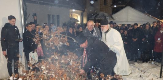 Nova Gradiška: Pravoslavni vjernici proslavili Badnjak, danas slave Božić