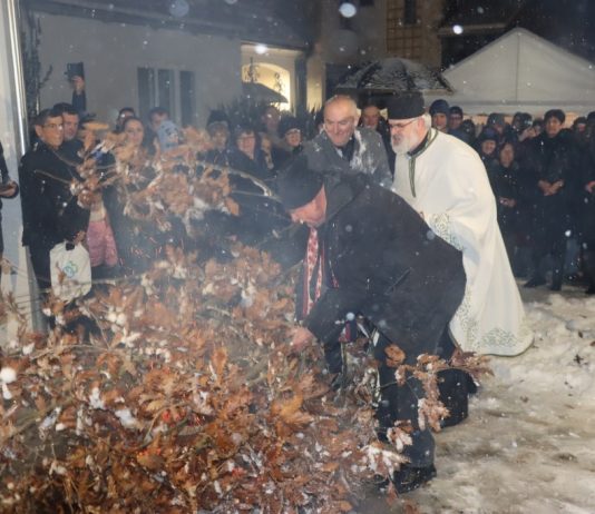 Nova Gradiška: Pravoslavni vjernici proslavili Badnjak, danas slave Božić