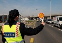 Vozač je u osobnom automobilu prevozio osobe pod utjecajem kokaina