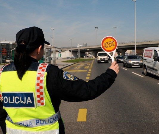 Vozač je u osobnom automobilu prevozio osobe pod utjecajem kokaina