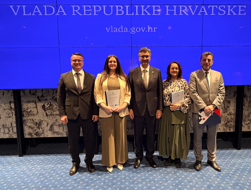 2caa47a44c546ee08139cd844e995d2c_L_1013x768