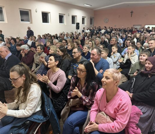 Srednji Lipovac: Glumačka ekipa Udruge “Sve lipo” izvela predstavu “Luda kuća”