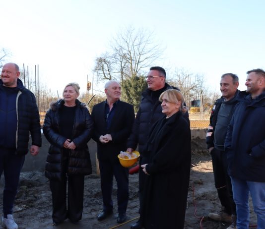 Povijesno ulaganje u školstvo u Brodsko posavskoj županiji: U Dragaliću se gradi nova školsko sportska dvorana, tu su i drugi projekti