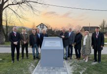 Otkrivena spomen-ploča akademskom slikaru Zdravku Ćosiću u Slavonskom Kobašu