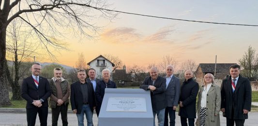 Otkrivena spomen-ploča akademskom slikaru Zdravku Ćosiću u Slavonskom Kobašu