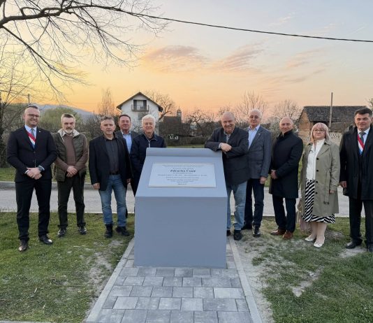 Otkrivena spomen-ploča akademskom slikaru Zdravku Ćosiću u Slavonskom Kobašu