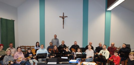 Ova ekipa misli ozbiljno: U Cerniku krenula “Škola tambure za odrasle”