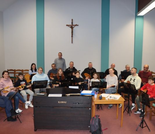 Ova ekipa misli ozbiljno: U Cerniku krenula “Škola tambure za odrasle”