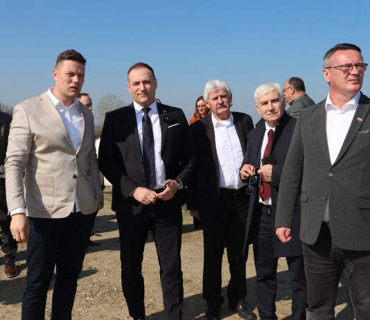 Ulaganje u domaću proizvodnju: ministar Vlajčić u posjetu Brodsko-posavskoj županiji, obišao novotvorenu klaonicu Poljo-Davor u Lužanima i farmu u Davoru